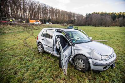 Dettenhausen: Mehrere Glatteisunfaelle an der gleichen Stelle sorgen fuer ueber 11 Verletzte - 3 PKW, Strassenmeisterei und ein Bus beteiligt